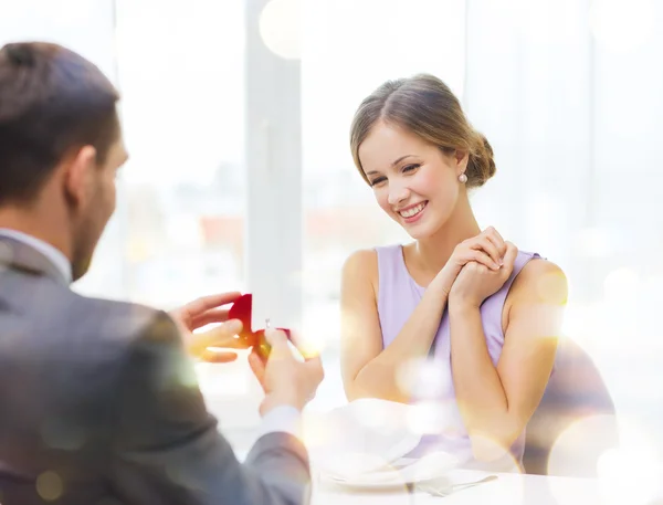 Opgewonden jonge vrouw op zoek naar vriendje met ring — Stockfoto