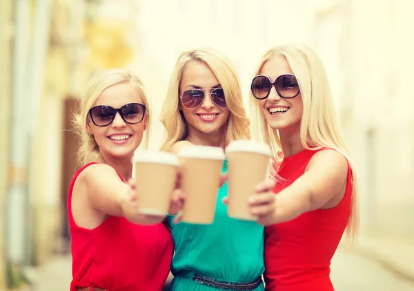 Frauen mit Kaffeetassen zum Mitnehmen in der Stadt — Stockfoto