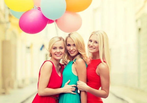 Mooie meisjes met kleurrijke ballonnen in de stad — Stockfoto