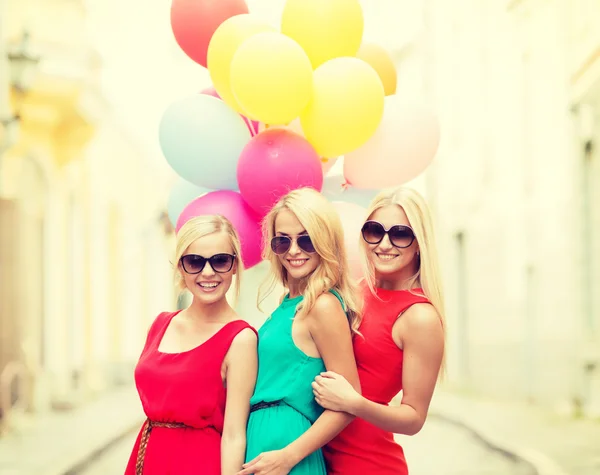 Schöne Mädchen mit bunten Luftballons in der Stadt — Stockfoto