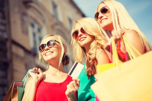 Schöne Frauen mit Einkaufstüten in der Hand — Stockfoto