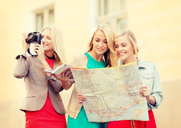 Women with tourist map and camera in the city — Stock Photo, Image