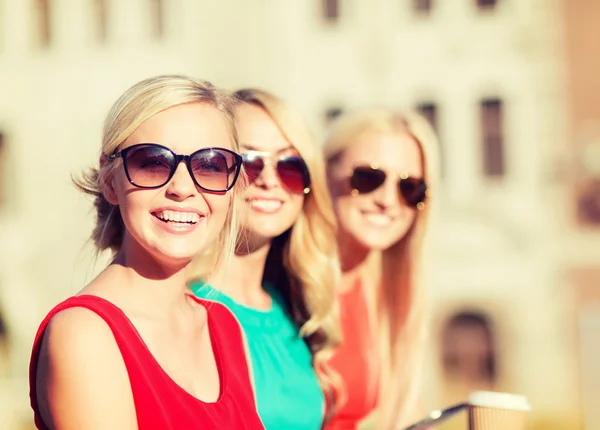 Women with takeaway coffee cups in the city — Φωτογραφία Αρχείου