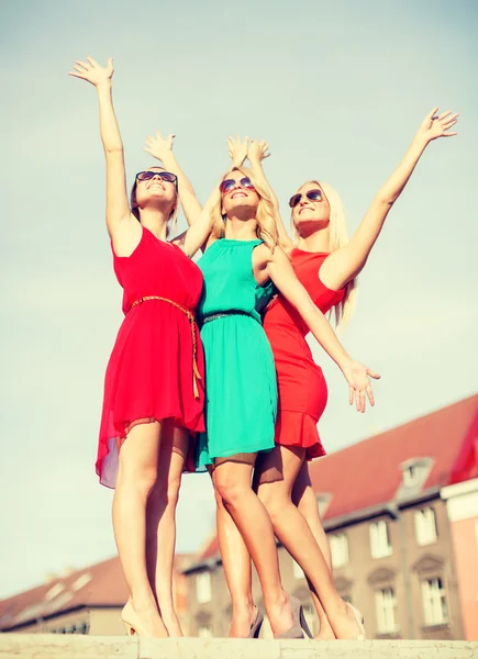 Three beautiful women in the city — Stockfoto