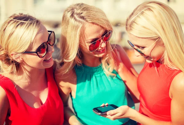 Belle ragazze con smartphone in città — Foto Stock