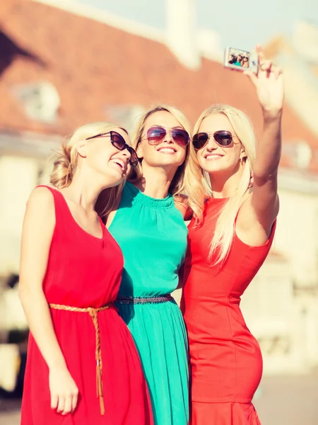 Hermosas chicas tomando fotos en la ciudad — Foto de Stock