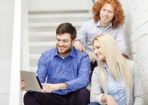 Team mit Tablet-PC sitzt im Treppenhaus — Stockfoto