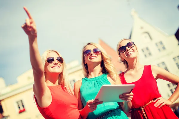 Meninas bonitas toursits olhando para tablet pc — Fotografia de Stock