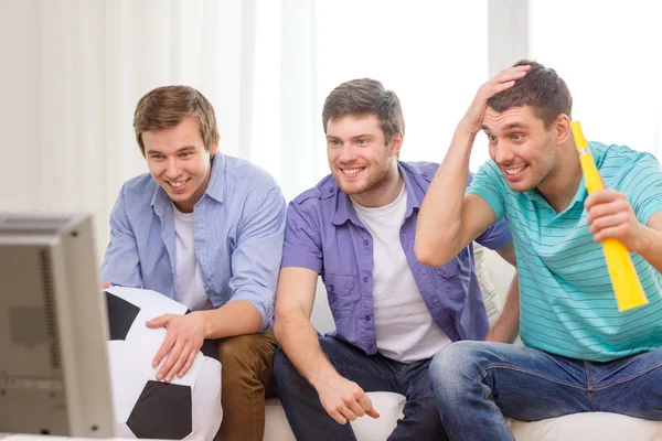 Happy mannelijke vrienden met voetbal en vuvuzela — Stockfoto