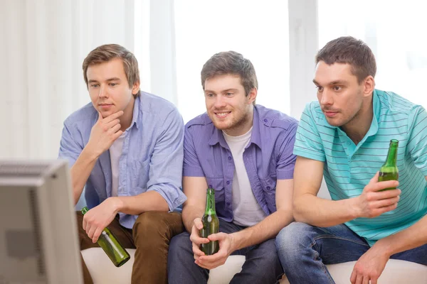 Amici maschi felici con birra guardando la tv a casa — Foto Stock