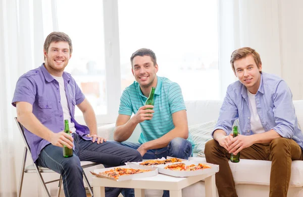 Amici sorridenti con birra e pizza appendere fuori — Foto Stock