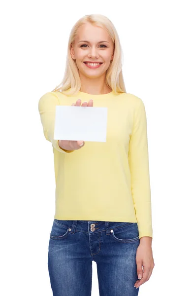 Menina sorridente com negócios em branco ou cartão de nome — Fotografia de Stock