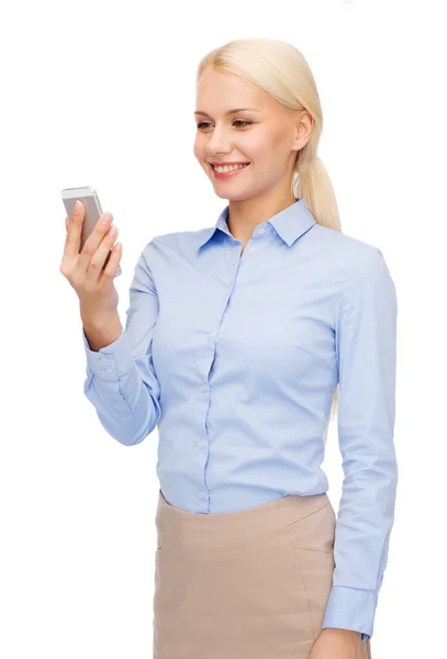 Jovem mulher de negócios sorridente com smartphone — Fotografia de Stock