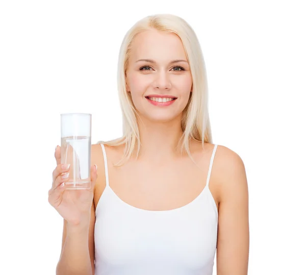 Joven mujer sonriente con vaso de agua — Foto de Stock