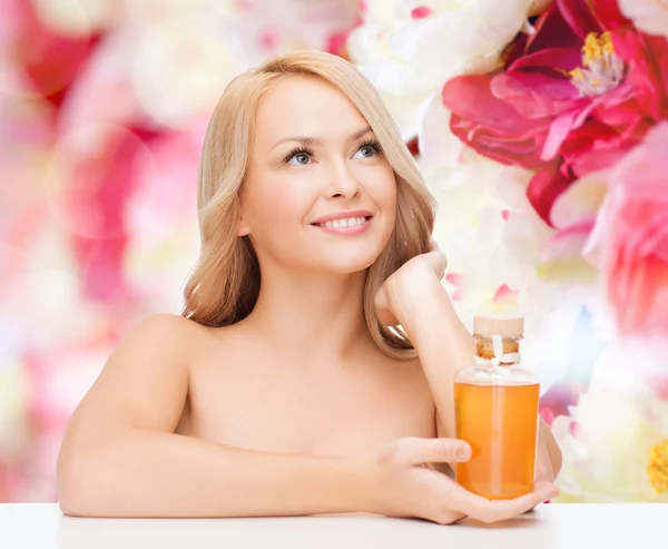 Mujer feliz con botella de aceite —  Fotos de Stock