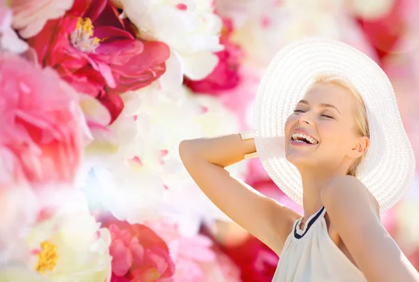 Mooie vrouw genieten zomer buiten — Stockfoto