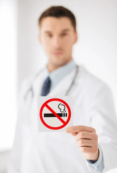 男医生抱着禁止吸烟标志 — 图库照片