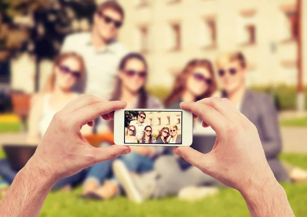 Primo piano delle mani che fanno foto di gruppo di adolescenti — Foto Stock