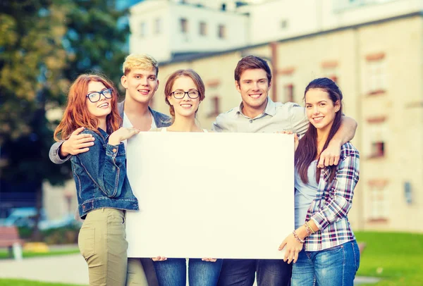 Studenten of tieners met wit leeg bord — Stockfoto