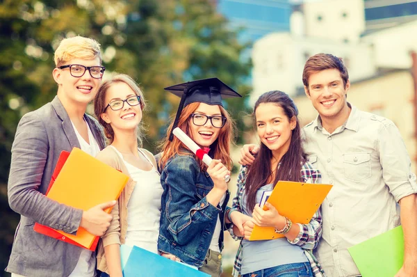 Studenter eller tonåringar med filer och diplom — Stockfoto