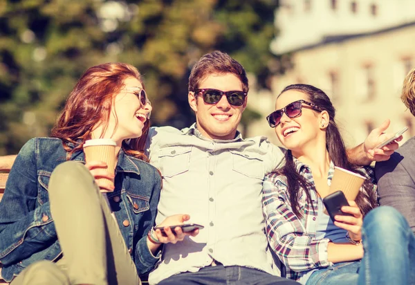 Groupe d'étudiants ou d'adolescents avec smartphones — Photo