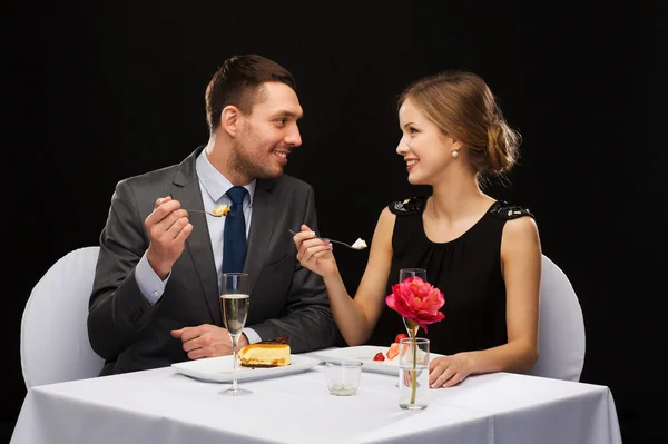 Sorrindo casal comer sobremesa no restaurante — Fotografia de Stock