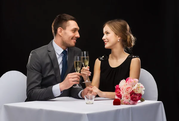 Pareja con copas de champán en el restaurante —  Fotos de Stock