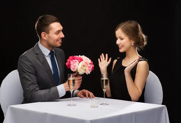 Usmívající se muž dává kytice k ženě — Stock fotografie