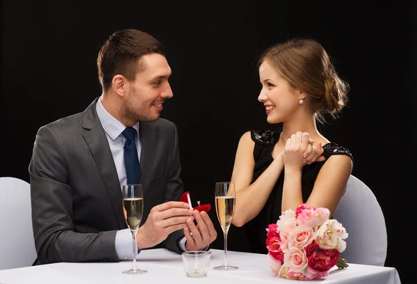 Muž zamýšlí svou přítelkyni v restauraci — Stock fotografie