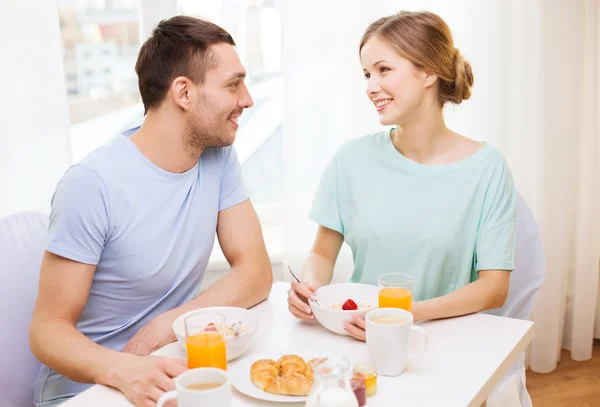 Coppia sorridente che fa colazione a casa — Foto Stock