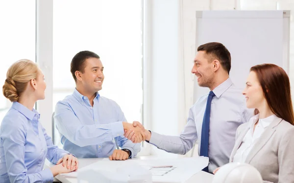 Feliz equipo de arquitectos y diseñadores en la oficina — Foto de Stock