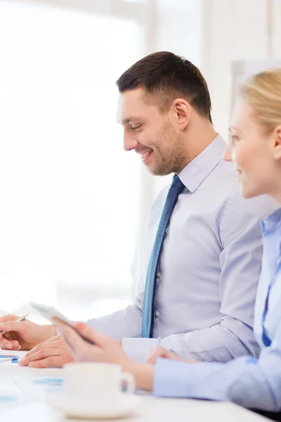 Homme d'affaires souriant travaillant dans le bureau — Photo