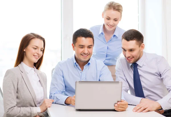 Equipe de negócios trabalhando com laptop no escritório — Fotografia de Stock