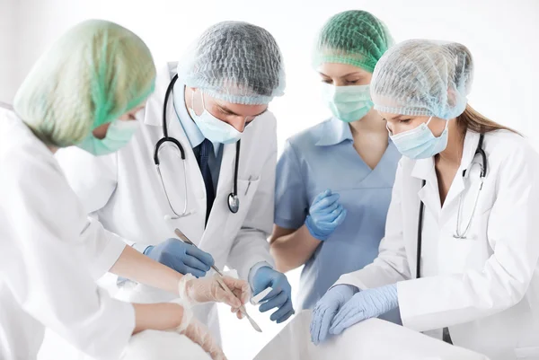 Молодая группа врачей, проводящих операцию — стоковое фото