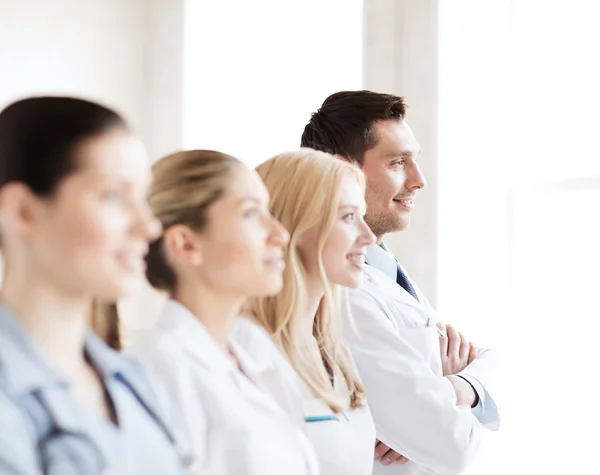 Junges Team oder Gruppe von Ärzten — Stockfoto