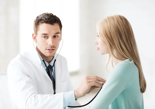 Doktor hastaya dinleme stetoskop ile — Stok fotoğraf