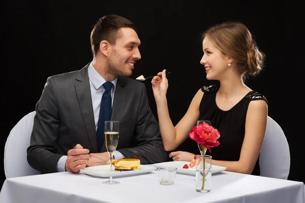 Sorrindo casal comer sobremesa no restaurante — Fotografia de Stock