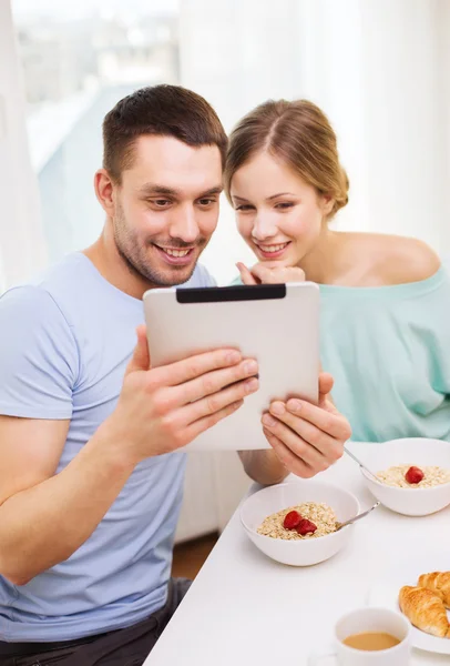 Sonriente pareja con la toma de fotos con la tableta de PC — Foto de Stock