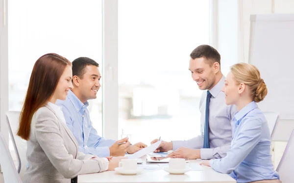 Бизнес-команда проводит встречу в офисе — стоковое фото