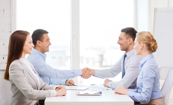 Verksamhet team har möte i office — Stockfoto