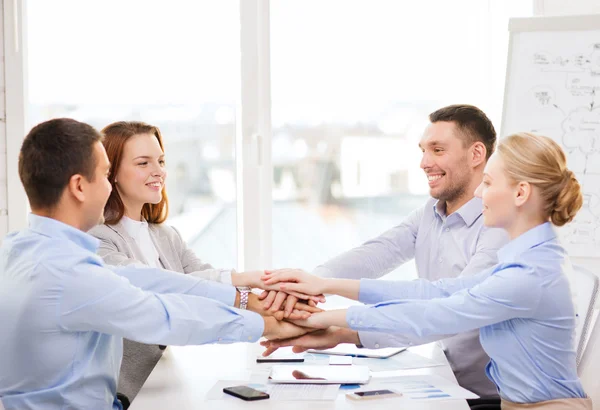 Verksamhet team firar segern i office — Stockfoto