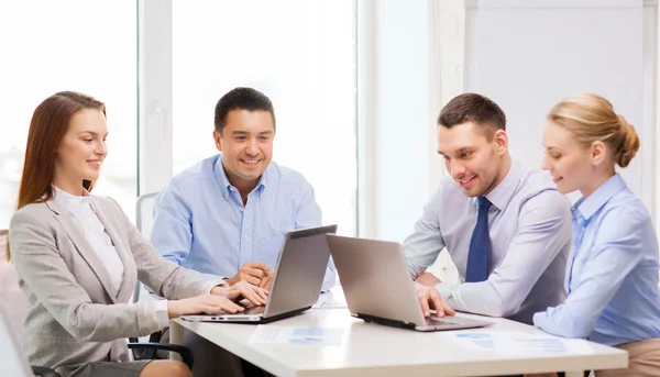 Equipe de negócios trabalhando com laptop no escritório — Fotografia de Stock