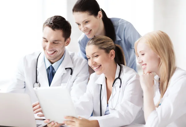 Groep van artsen kijken naar tablet pc — Stockfoto