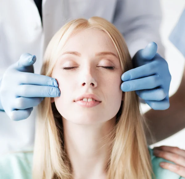 Plastic surgeon and nurse with patient — Stock Photo, Image