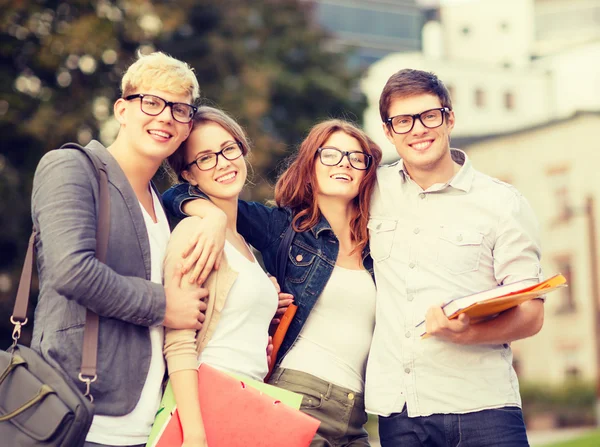 Groupe d'étudiants ou d'adolescents traînant ensemble — Photo