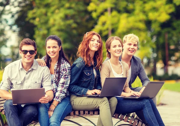 Groep studenten of tieners opknoping — Stockfoto