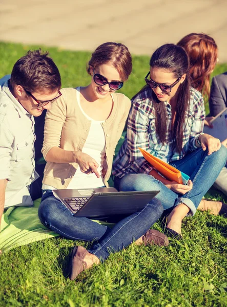 Estudiantes o adolescentes con computadoras portátiles — Foto de Stock