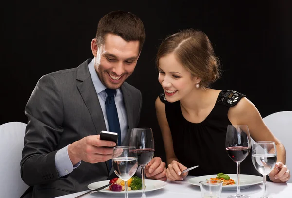 Couple souriant manger plat principal au restaurant — Photo