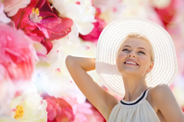 Mooie vrouw genieten zomer buiten — Stockfoto