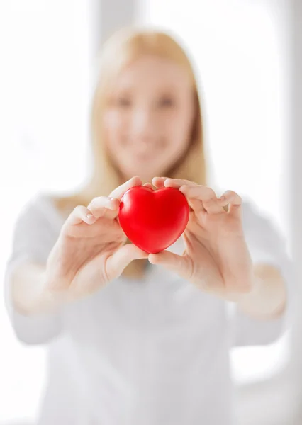 Doctora con corazón — Foto de Stock